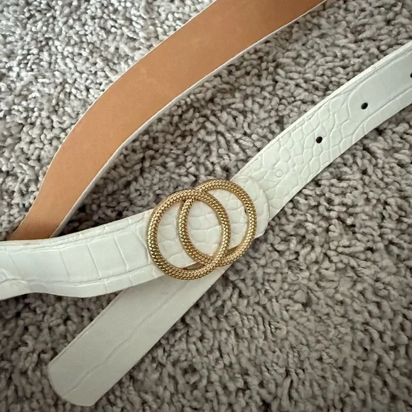 Elegant White Belt with Gold Buckle - Picture 1 of 3